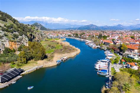  Daluoyuan Village: Büyüleyici Bir Tarihin Kalbinde Gizli Bir Vaha!