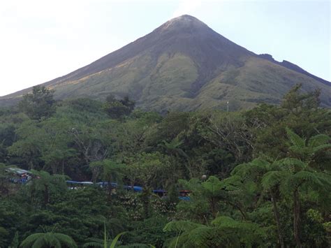 Mayon Volkanı: İhtişamlı Bir Doğal Muhteşemliği Keşfedin!