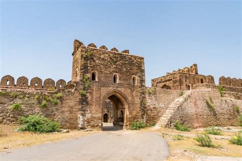 Rohtas Qila:  Muhteşem Tarih ve Doğa Manzaraları Sunan Bir Kale!