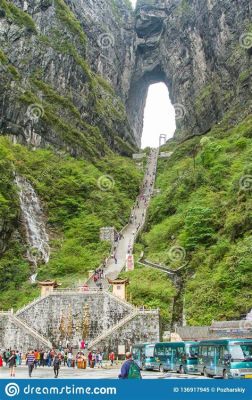  Tianmen Shan Yaylası: Gökyüzüne Dokunan Şelaleler ve Mitolojik Manzaralar!